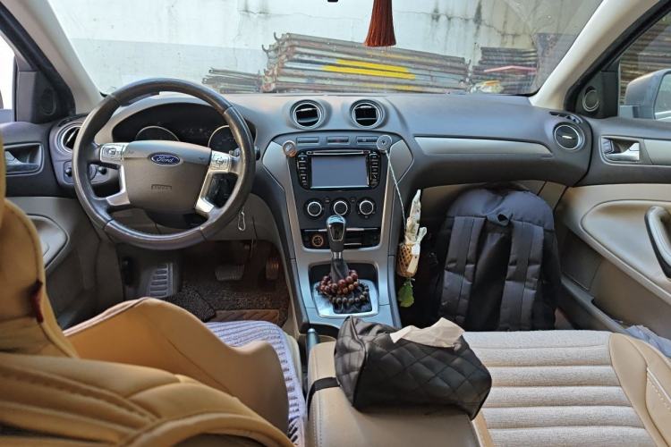 Used Ford Mondeo 2011 2.3L Fashion Edition Center Console