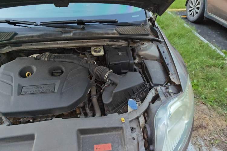 Used Ford Mondeo 2011 2.0L GTDi 200 Luxury Edition Engine Bay Left