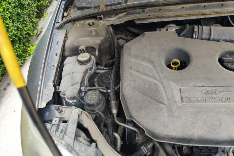 Used Ford Mondeo 2011 2.0L GTDi 200 Luxury Edition Engine Bay Right