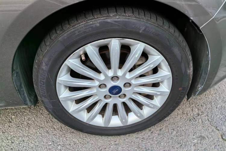 Used Ford Mondeo 2011 2.0L GTDi 200 Fashion Edition Left Front Wheel Hub