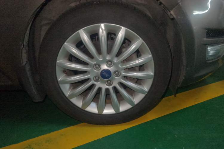 Used Ford Mondeo 2011 2.0L GTDi 200 Fashion Edition Right Front Wheel Hub