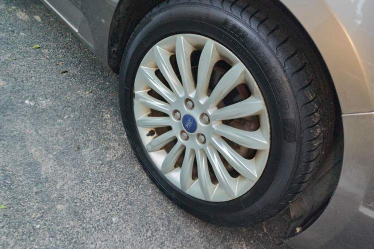 Used Ford Mondeo 2011 2.0L GTDi 200 Luxury Edition Right Front Wheel Hub