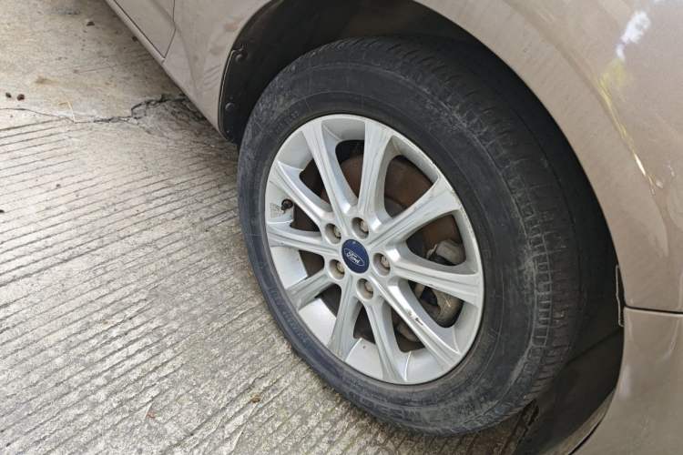 Used Ford Mondeo 2011 2.3L Fashion Edition Right Front Wheel Hub