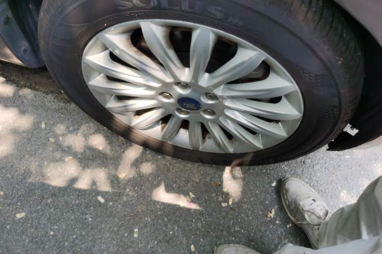 Used Ford Mondeo 2011 2.0L GTDi 200 Luxury Edition Right Front Wheel Hub