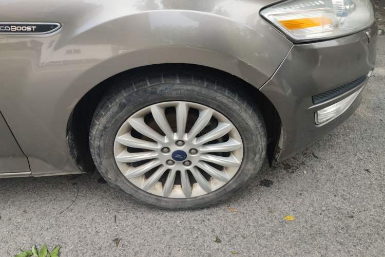 Used Ford Mondeo 2011 2.0L GTDi 200 Luxury Edition Right Front Wheel Hub