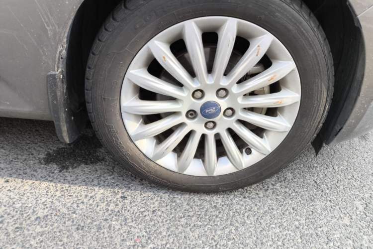 Used Ford Mondeo 2011 2.0L GTDi 200 Luxury Edition Right Front Wheel Hub