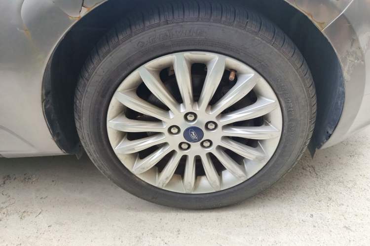 Used Ford Mondeo 2011 2.0L GTDi 200 Luxury Edition Right Front Wheel Hub
