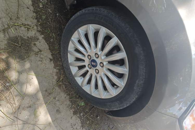 Used Ford Mondeo 2011 2.0L GTDi 200 Luxury Edition Right Front Wheel Hub