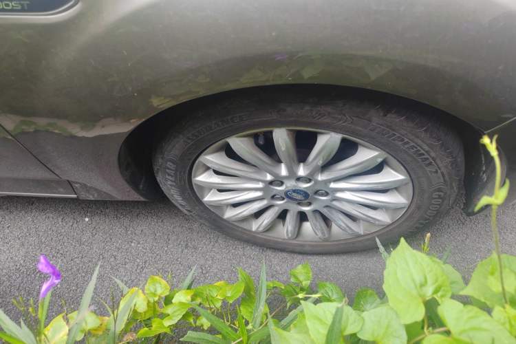 Used Ford Mondeo 2011 2.0L GTDi 200 Fashion Edition Right Front Wheel Hub