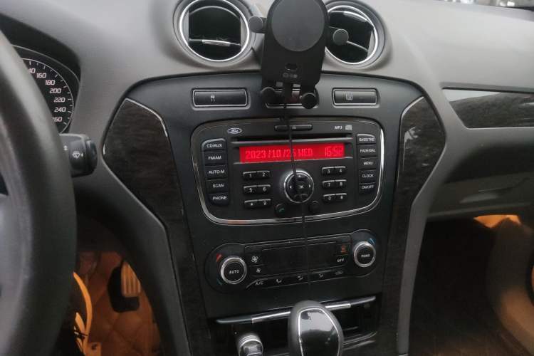 Used Ford Mondeo 2011 2.0L GTDi 200 Fashion Edition Audio And AC Panel