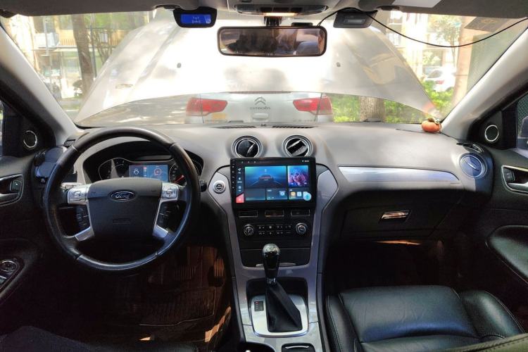 Used Ford Mondeo 2011 2.0L GTDi240 Luxury Sport Navigation Edition Center Console