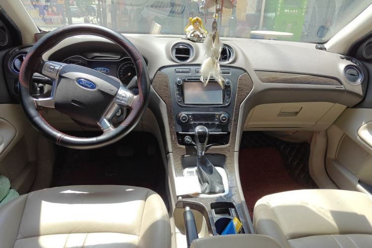 Used Ford Mondeo 2011 2.0L GTDi 200 Fashion Edition Center Console