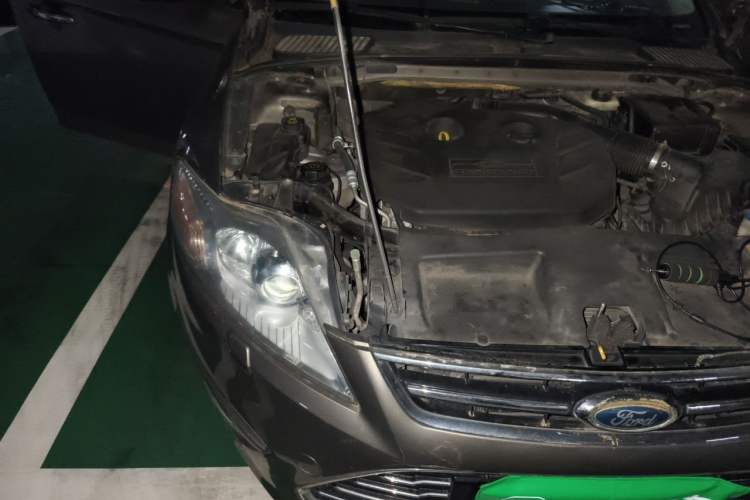 Used Ford Mondeo 2011 2.0L GTDi 200 Luxury Edition Engine Bay Right