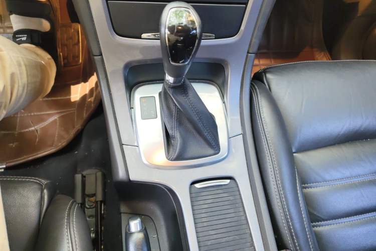 Used Ford Mondeo 2011 2.0L GTDi240 Luxury Sport Navigation Edition Gear Lever