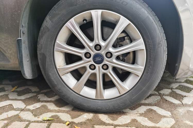 Used Ford Mondeo 2011 2.3L Fashion Edition Right Front Wheel Hub