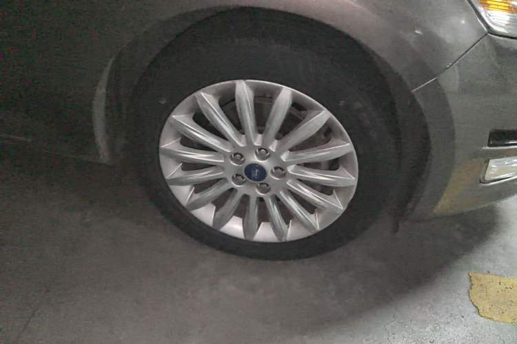 Used Ford Mondeo 2011 2.0L GTDi 200 Fashion Edition Right Front Wheel Hub