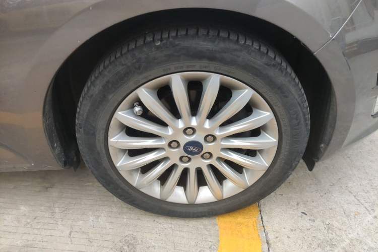 Used Ford Mondeo 2011 2.0L GTDi 200 Fashion Edition Right Front Wheel Hub