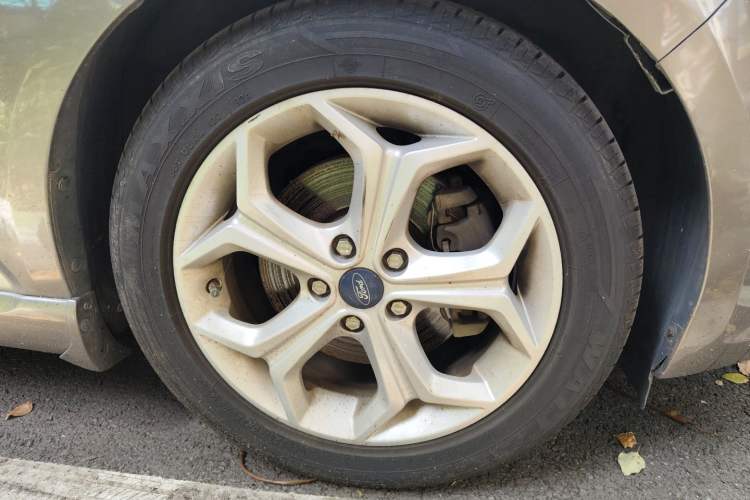 Used Ford Mondeo 2011 2.0L GTDi240 Luxury Sport Navigation Edition Right Front Wheel Hub