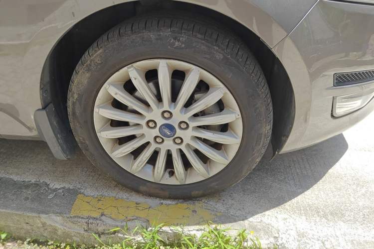 Used Ford Mondeo 2011 2.0L GTDi 200 Fashion Edition Right Front Wheel Hub