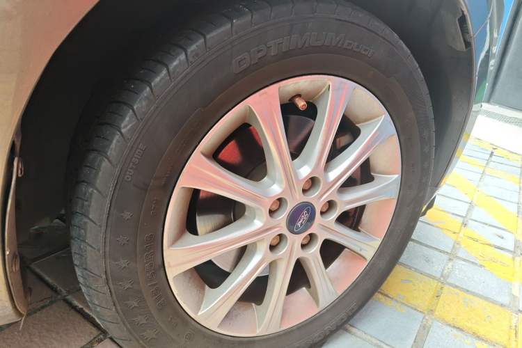 Used Ford Mondeo 2011 2.3L Fashion Edition Right Front Wheel Hub
