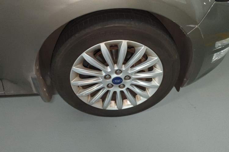 Used Ford Mondeo 2011 2.0L GTDi240 Ultimate Edition Right Front Wheel Hub