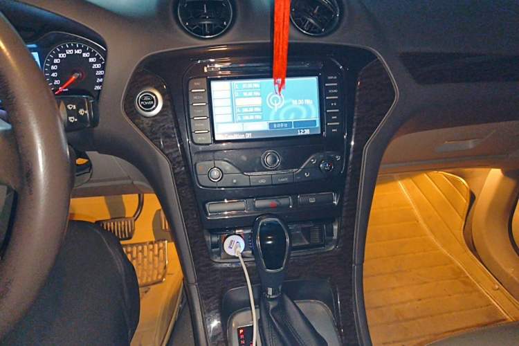 Used Ford Mondeo 2011 2.3L Luxury Model Audio And AC Panel