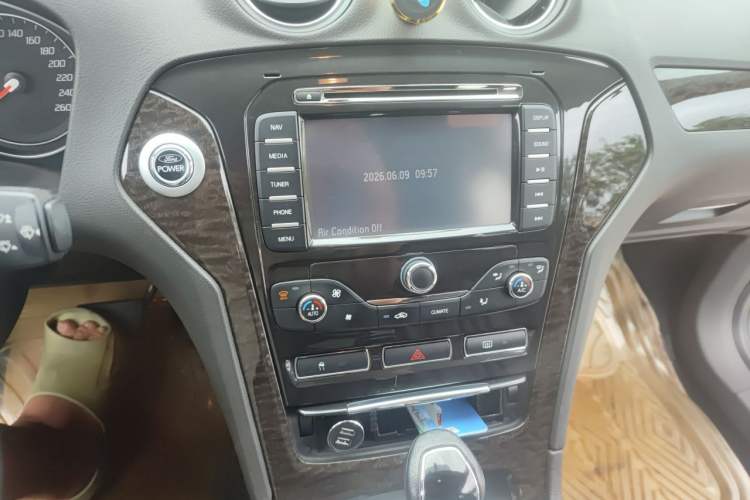 Used Ford Mondeo 2011 2.0L GTDi 200 Luxury Edition Audio And AC Panel