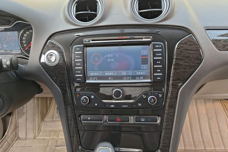 Used Ford Mondeo 2011 2.0L GTDi 200 Luxury Edition Audio And AC Panel