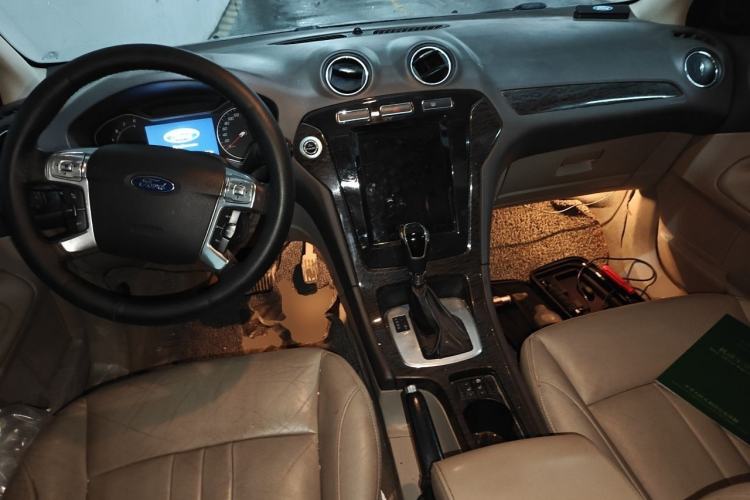 Used Ford Mondeo 2011 2.3L Luxury Model Center Console
