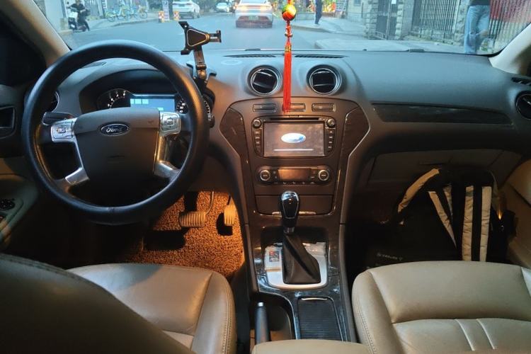 Used Ford Mondeo 2011 2.0L GTDi 200 Fashion Edition Center Console