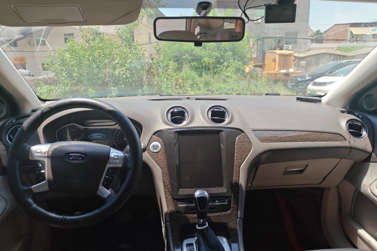 Used Ford Mondeo 2011 2.3L Luxury Model Center Console