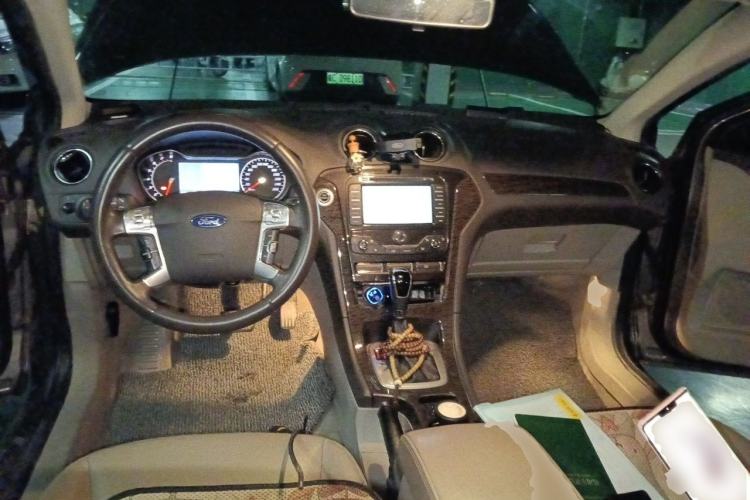 Used Ford Mondeo 2011 2.3L Luxury Model Center Console