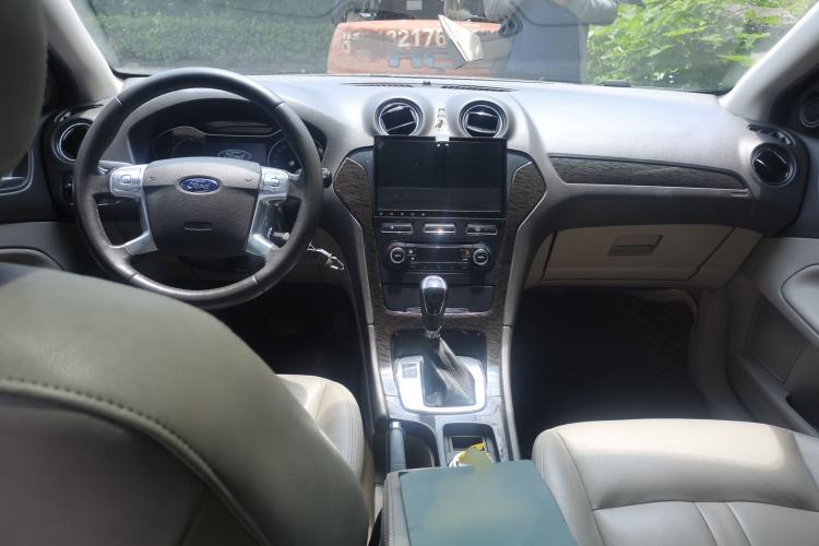 Used Ford Mondeo 2011 2.0L GTDi 200 Fashion Edition Center Console