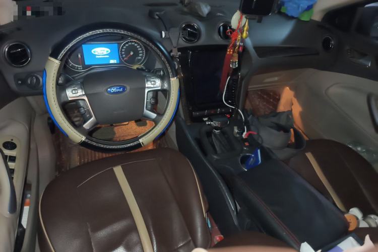 Used Ford Mondeo 2011 2.0L GTDi 200 Luxury Edition Center Console
