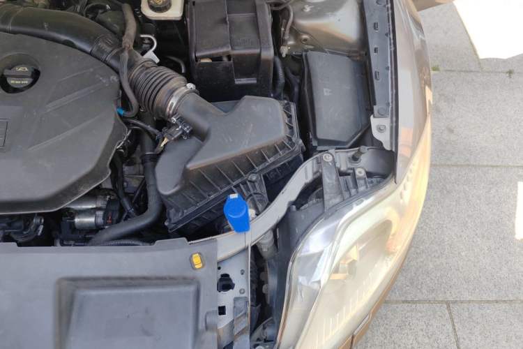 Used Ford Mondeo 2011 2.0L GTDi 200 Luxury Edition Engine Bay Left