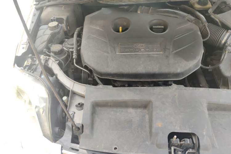 Used Ford Mondeo 2011 2.0L GTDi 200 Luxury Edition Engine Bay Right