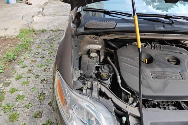 Used Ford Mondeo 2011 2.0L GTDi 200 Luxury Edition Engine Bay Right