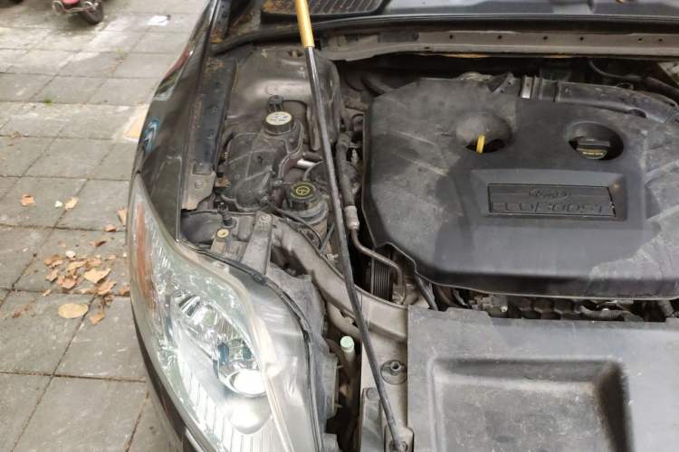 Used Ford Mondeo 2011 2.0L GTDi 200 Luxury Edition Engine Bay Right