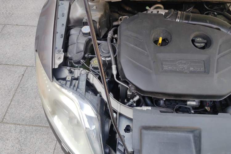 Used Ford Mondeo 2011 2.0L GTDi 200 Luxury Edition Engine Bay Right