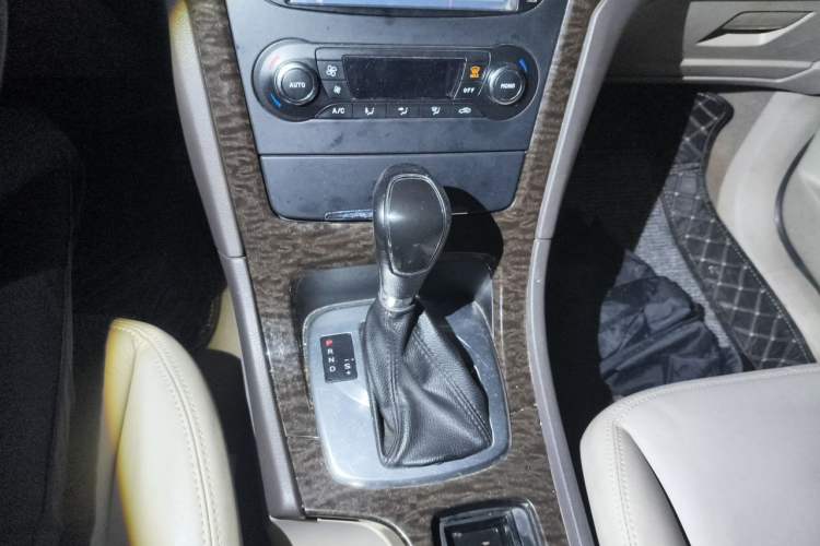 Used Ford Mondeo 2011 2.0L GTDi 200 Fashion Edition Gear Lever