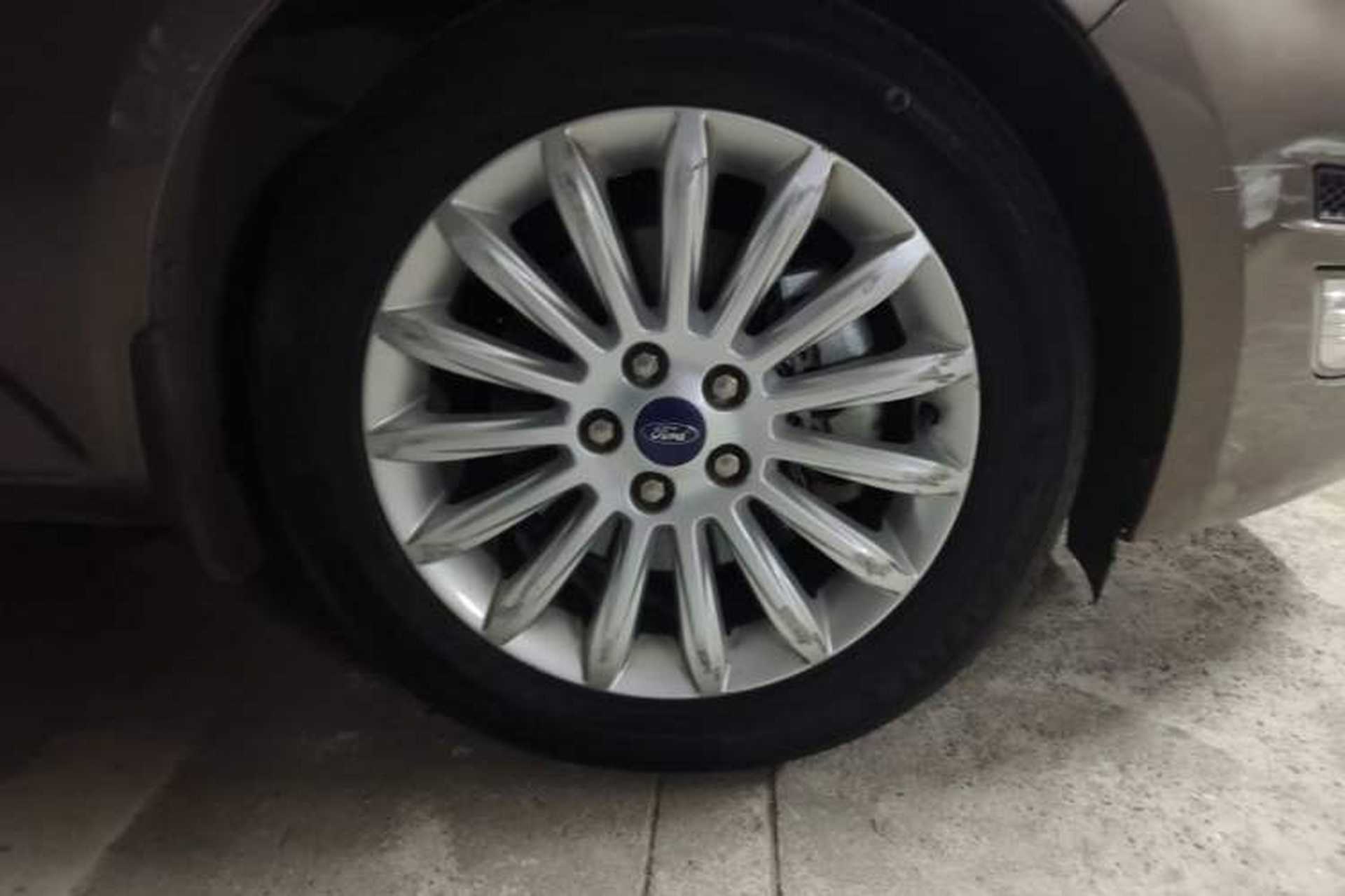 Used Ford Mondeo 2011 2.0L GTDi 200 Fashion Edition Right Front Wheel Hub