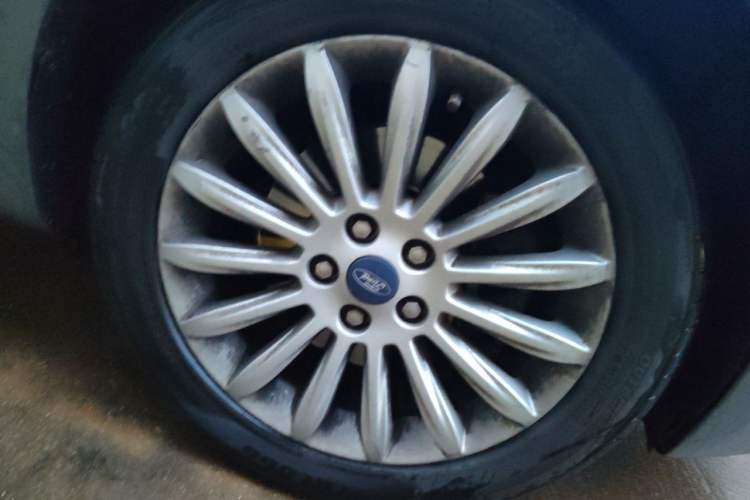 Used Ford Mondeo 2011 2.0L GTDi 200 Luxury Edition Right Front Wheel Hub