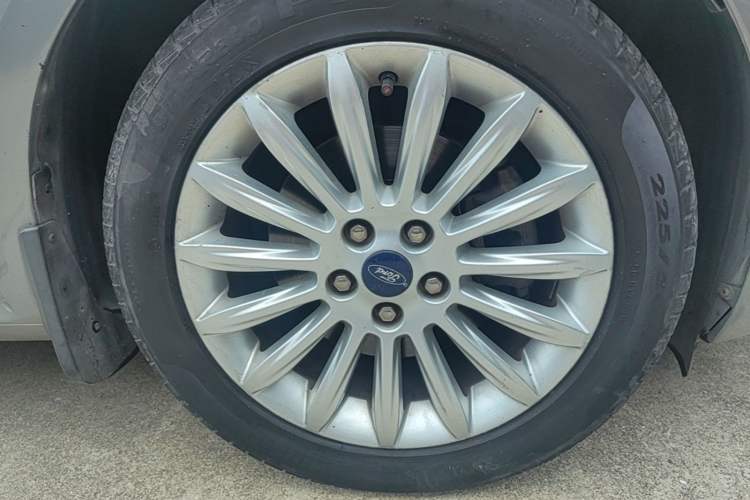 Used Ford Mondeo 2011 2.0L GTDi 200 Luxury Edition Right Front Wheel Hub