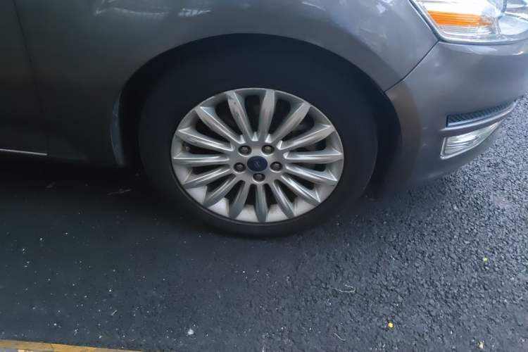 Used Ford Mondeo 2011 2.0L GTDi 200 Fashion Edition Right Front Wheel Hub