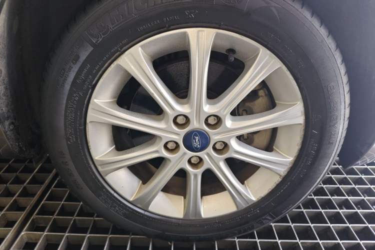 Used Ford Mondeo 2011 2.3L Fashion Edition Right Front Wheel Hub