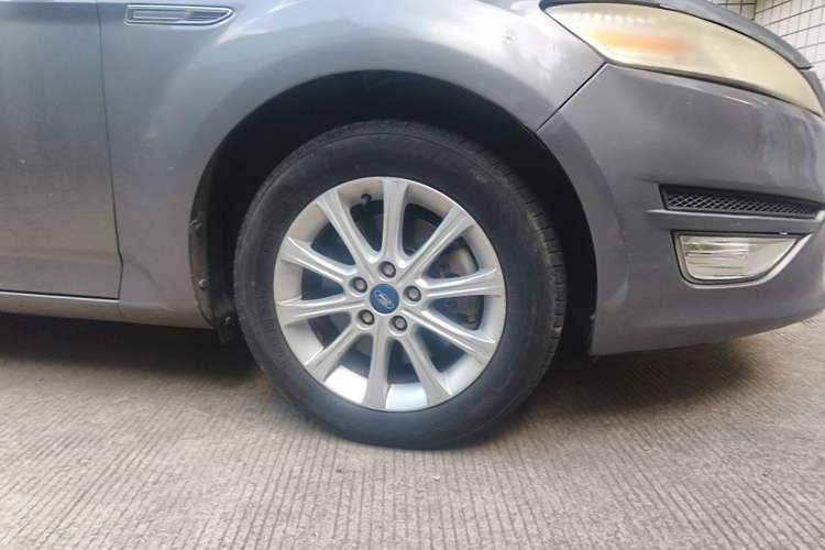 Used Ford Mondeo 2011 2.3L Fashion Edition Right Front Wheel Hub