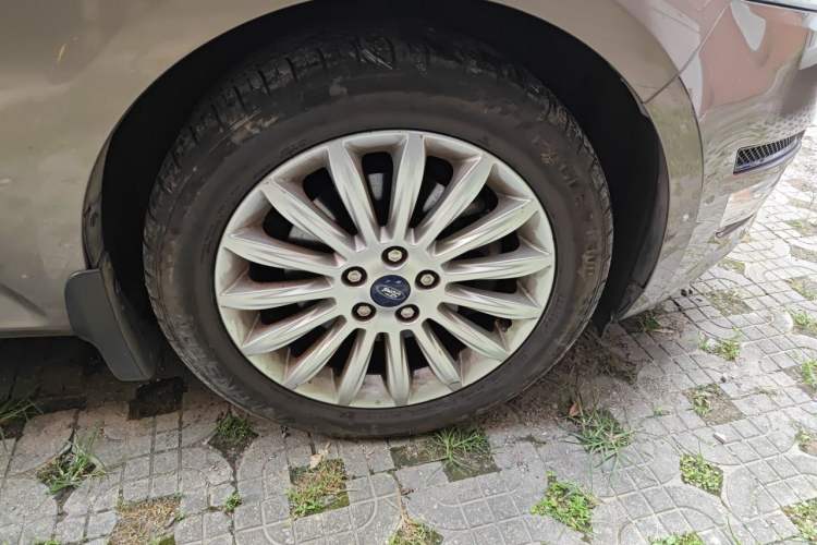 Used Ford Mondeo 2011 2.0L GTDi 200 Luxury Edition Right Front Wheel Hub