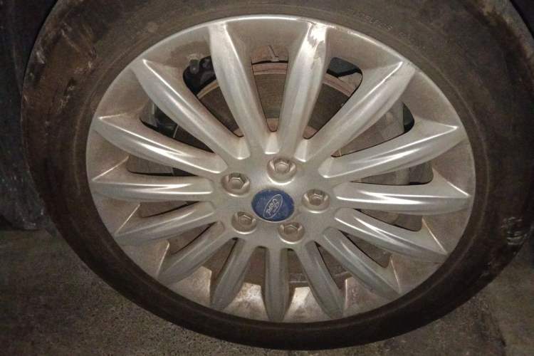 Used Ford Mondeo 2011 2.0L GTDi 200 Fashion Edition Right Front Wheel Hub