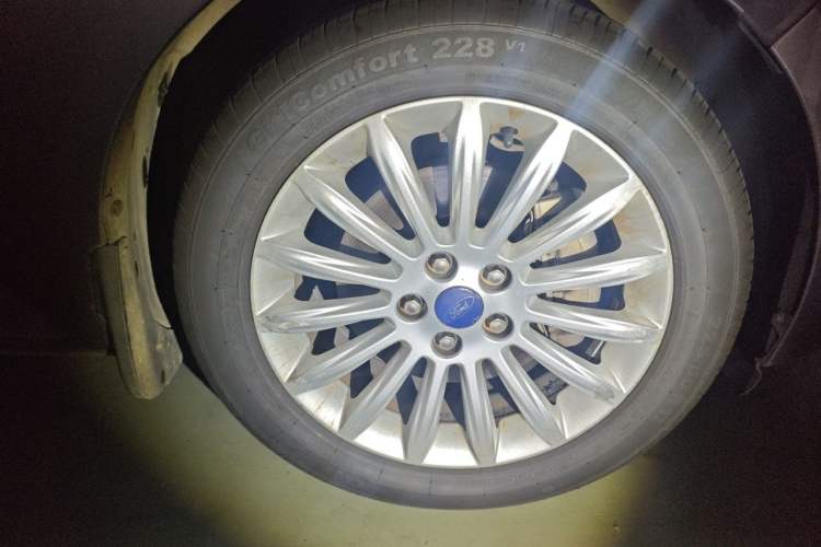 Used Ford Mondeo 2011 2.0L GTDi 200 Fashion Edition Right Front Wheel Hub