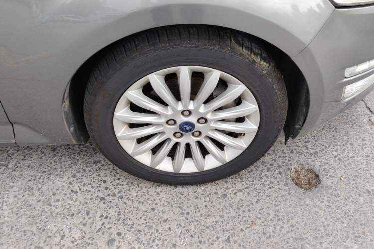 Used Ford Mondeo 2011 2.0L GTDi240 Ultimate Edition Right Front Wheel Hub